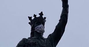 Să fii străin în republica moldova poate fi un veritabil test de nervi și răbdare dacă nu ești vorbitor de limbă română sau rusă. Video Monumentul Lui Ètefan Cel Mare Èi Sfant PoartÄ MascÄ Cu Insemnul Unui Partid Ziarul De GardÄ