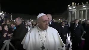Io lo lasciai e subito quello strano uccello di carta inizi a volare. Video Papa Francesco Si Arrabbia Con Fedele Che Lo Strattona Poi Chiede Scusa