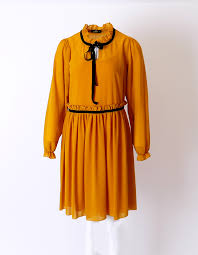 Cette jolie robe courte vaporeuse à la coupe trapèze et aux manches longues nouées au poignets succombez au charme de cette robe tunique trapèze, confectionnée dans un tissus fluide, satiné. Robe Courte Fluide Manches Longues En Crepe 4150 Le Temps Des Achats