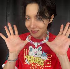 VERDY】 VERDY DESIGNS J-HOPE CHAINS. BTS' J-HOPE held his world tour 'j-hope  Tour'HOPE ON THE STAGE'FINAL'