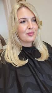 ✨ Behind the scenes! 🎥 Pamper for Chelsea with a gorgeous blowdry and  fresh blonde highlights. 😍 Serious hair envy alert! 🤍 #hairgoals  #blondebeauty #behindthescenes