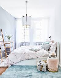 klein aber oho der samt hocker tiara ist nachttisch und sitzgelegenheit zugleich sein elegantes design sorgt fur einen wohnung schlafzimmer einrichten zimmer