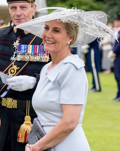 Sophie, Duchess of Edinburgh arrived for a Royal Garden Party at Buckingham  Palace in a modest blue dress – but it was her hat that stole the show. 😍