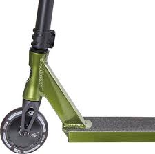 Lucky and tanner teamed up to bring together the best parts lucky has to offer, as well as brand new product designs to create this masterpiece stunt scooter. Lucky Tanner Fox Signature Stunt Scooter Skatepro