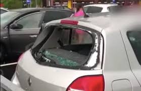 La protezione civile ha emanato l'avviso di allerta meteo rossa per. Maltempo Al Nord La Grandine Distrugge Auto E Vetrate Video