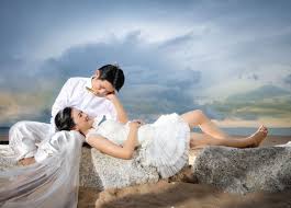 Umumnya tema foto prewedding di pantai memang lebih santai, tapi bukan berarti kita tidak bisa melakukan konsep prewedding pantai yang juga eksklusif. 30 Foto Prewedding Pantai Casual Romantis Terbaru