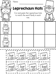 Free Leprechaun Hats Sorting Ad And At Family Words St Patrick Day Activities March Kindergarten Kindergarten Worksheets