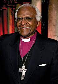 Desmond é o primeiro negro a ocupar o cargo de arcebispo da cidade do cabo, tendo sido também o primaz da igreja anglicana da áfrica austral entre 1986 e 1996. Sir Desmond Tutu Summary Britannica