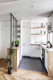 Envie d'une déco cuisine couverte sur salon qui reflétera votre personnalité ? Amenager 20m2 10 Astuces Indispensables Clemaroundthecorner Cuisine Ouverte Sur Salon Cuisine Studio Meuble Kitchenette