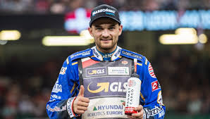 Zmarzlik became the youngest ever sgp winner at 19 years and 140 days old when he topped the 2014 gorzow sgp podium, before qualifying. Nastepca Golloba Na Obcasach Kim Jest Bartosz Zmarzlik Tvp Info