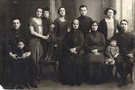 По оценкам, 1,5 миллиона детей, почти все евреи , были убиты во время холокоста либо. Roditelej Ya Bolshe Nikogda Ne Videla Rodstvenniki Zhertv Holokosta Rasskazyvayut Ob Ih Sudbah I Pokazyvayut Semejnye Fotografii Meduza