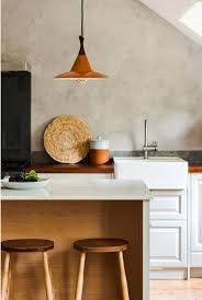 Une Cuisine Entre Classique Et Design Dans Un Appartement Aux Couleurs Naturelles Planete Deco A Homes World Couleurs Naturelles Cuisines Rustiques Modernes Design