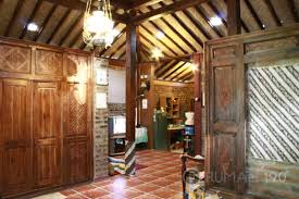 Tampilan modern dan tradisional yang ditawarkan rumah yang satu ini sangatlah seimbang. Desain Eksterior Rumah Etnik Jawa Cek Bahan Bangunan