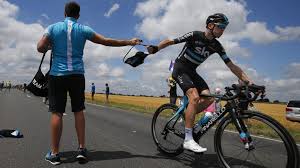 Chris froome sat out on the final climb of the day, dropping out of general classification contention. Radsport Darf Chris Froome Uberhaupt Zur Tour De France Kicker