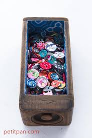 Une Collection De Boutons En Tissu Petit Pan Vous Attend A La Mercerie Pour Egayer Mon Manteau Gris Bouton Manteau Gris Peter Pan