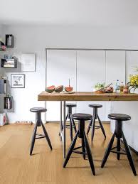 Resultan ideales para las personas alérgicas. Suelos Laminados Para Cocinas Y Banos Sin Correr Riesgos Suelo Laminado Suelos Cocinas Y Banos
