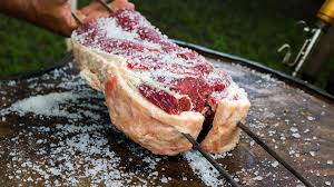 Cuándo echar sal a la carne?