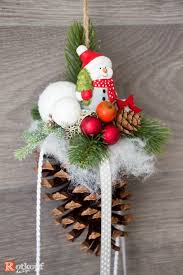 Ein Dekorierter Zapfen Mit Verschiedenen Bandern Glaskugeln Kunstlich Selbstgemachte Weihnachtsdekorationen Basteln Weihnachten Baumscheiben Deko Weihnachten