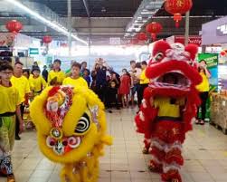 Oleh sebab tarian singa dikatakan membawa tuah (luck) dan kekayaan (fortune), ia mendapat permintaan yang tinggi pada tahun baru. Song Mart Tarian Singa Di Songmart Puteri Mart Selamat Facebook