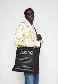 Discover where all the versace boutiques are located around the world to shop our latest collections, women's ready to wear, men's ready to wear, handbags, shoes and much more. Versace Jeans Couture Unisex Shopping Bag Black Schwarz Zalando De