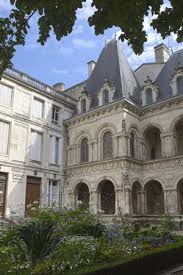 Maison Henri Ii Situee Rue Des Augustins La Maison Henri Ii Ou De Diane De Poitiers Est Une Luxueuse Demeure Construite En 1555 Pour La Rochelle Vieilles Maisons Et Maison