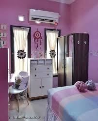 Ranjang yang dibuat dari kayu berkualitas, meja dan kursi yang bisa dijadikan tempat kerja, dan hiasan dinding berbentuk. 50 Desain Kamar Tidur Sederhana Keluarga Pictures Sipeti