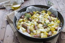 Salsicce Con Patate E Provola Filante Ricetta Da Non Perdere Ricette Pollo E Patate Ricette Contorni