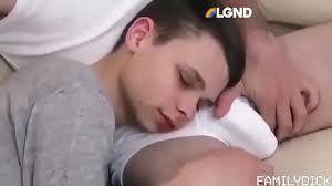 Papi e Hijo cogiendo en el sillon - XNXX.COM