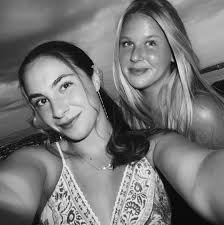 Hi I'm Ella! I'm going to be a freshman in the fall at PBSC. I'm looking  for roommate(s) to live with at University Park. I love going to the beach,  hanging with