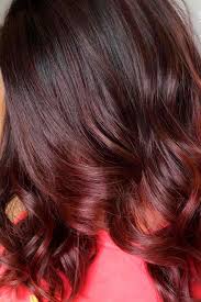 Dark brown hair with mahogany highlights it's no secret that hair color inspiration comes from just about everywhere, from food to a slab of wood. A Stylish Mahogany Hair Trend That You Should Try Lovehairstyles Com