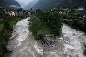 Autos versinken in den regenfluten. Unwetter A2 Richtung Suden Nach Erdrutsch Wieder Offen Watson