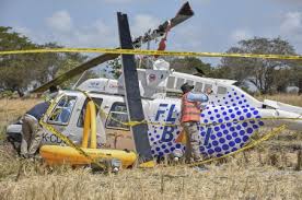 Mereka kemudian menuju titik jatuhnya helikopter menggunakan perahu wisata dengan bentuk naga. Investigasi Helikopter Jatuh