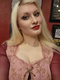 My daughter wanted to be Dani from Hocus Pocus this year and she looks  perfect 🖤🎃🖤