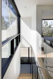Barbara l hall exterior windows and doors: Oak Pass Guest House By Walker Workshop