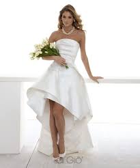 Ogni sposa desidera stupirsi e stupire con il proprio abito, per questo le collezioni di abiti da sposa presenti in atelier spaziano da sensuali tagli a sirena a sontuosi abiti principeschi, da eterei tagli stile impero o scivolati a tradizionali linee ad a. Pin By Le Spose Di Gio Official On Gowns Get Inspired Hi Low Wedding Dress Wedding Dresses High Low Wedding Dresses