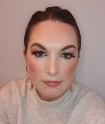 As you all know I absolutely hate taking selfies of myself but since I have  no other faces paint I am left with no option 😂 I got new make up this