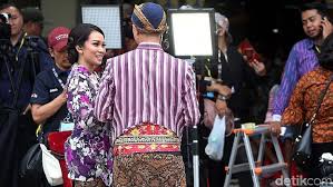 Kostum yang digunakan untuk tarian ini adalah pakaian adat jawa. Nama Pakaian Adat Jawa Tengah Untuk Laki Laki Dan Perempuan Lengkap Maknanya