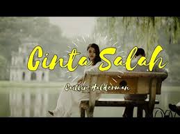 Lirikoh mengapa kisahku seperti iniku mencinta yang tak harusnya ku cintaentah mengapa kini kurasa bahagiaku terjerat rindu yang berbalut lukatak berdaya. Lirik Cinta Salah Caitlin Halderman Lirik Katanya Cinta Tak Pernah Salah Youtube