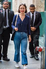 Olivia Wilde Looks Casual In Mom Jeans Heading To Play Daily Mail Online Olivia wilde and florence pugh on the set of don't worry darling in los angeles 11/25/2020.