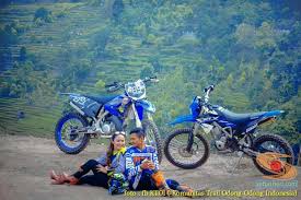 Foto prewed pakai sakral psht. Foto Prewedding Dengan Motor Satria Fu Ide Foto Prewed