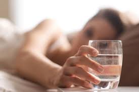 Tentunya berbeda kebutuhan cairan orang yang lalu, bagaimana cara menghitung kebutuhan air yang sesuai dengan berat badan? Banyak Minum Air Putih Bisa Turunkan Berat Badan