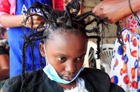 تصفيفة كورونا أحدث تسريحات الشعر في كينيا الحرة