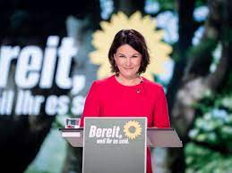 Berlin annalena baerbock wird kanzlerkandidatin der grünen. Nach Rede Beim Grunen Parteitag Annalena Baerbock Flucht Wahrend Das Mikro Noch An Ist Politik