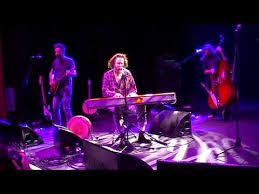 Don't go is the first single released by irish rock group hothouse flowers from their 1988 album people. If You Go Paroles Hothouse Flowers Greatsong