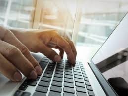 Miraba porno en su notebook mientras daba clase y por error proyecta el  video a los alumnos