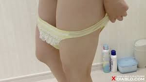 F乳美巨乳の下着着替えシーンを覗き見る2 - XNXX.COM