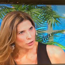 Así soy, apasionada, directa, transparente y vehemente. Tengo muchos  defectos pero de algo estoy orgullosa no soy hipócrita. A veces soy  acelerada, otras muy pausada y siempre voy en busca del equilibrio