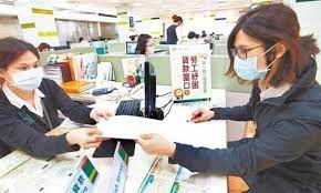 此外，孩童防疫補貼和勞工紓困貸款15日起開放申請。 至於108或109年各類所得總額在50萬元以下、信用沒有問題的勞工，可以申貸10萬元的勞工紓困貸款，但名額只有50萬人。 1孩童補助1萬 今起申請 製表／潘乃欣. Fcgrqtsbwlc92m