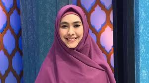 Tentunya kaum hawa yang begitu pernah lihat di infotainment mereka lagi fitting baju itu waktu syuting sinetron. Akting Di Jalan Hidup Syarifah Oki Setiana Dewi Bocorkan Tayang Ramadan