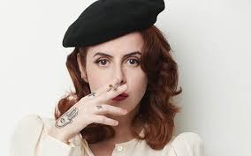 Mulher grávida se joga na frente de caminhão com filho de 2 anos, que  sobrevive